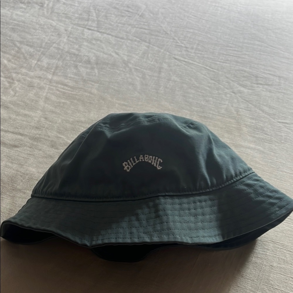 Billabong Dark Green Bucket Hat never worn, new without tags